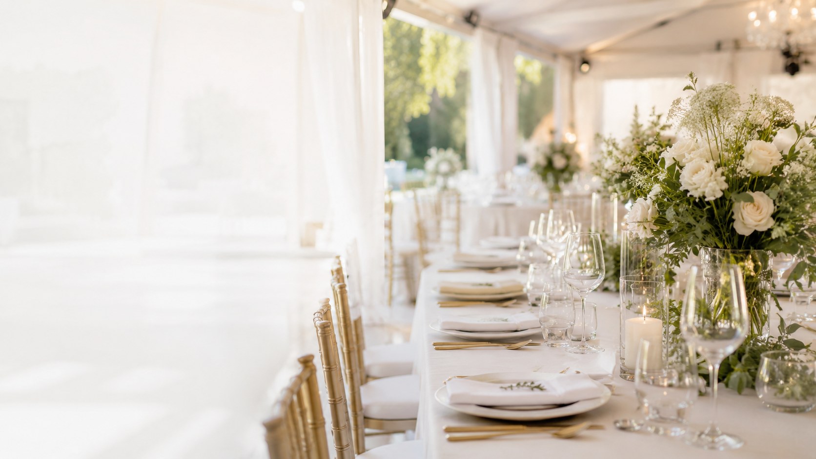 Event mit Pavillon und gedeckten Tischen